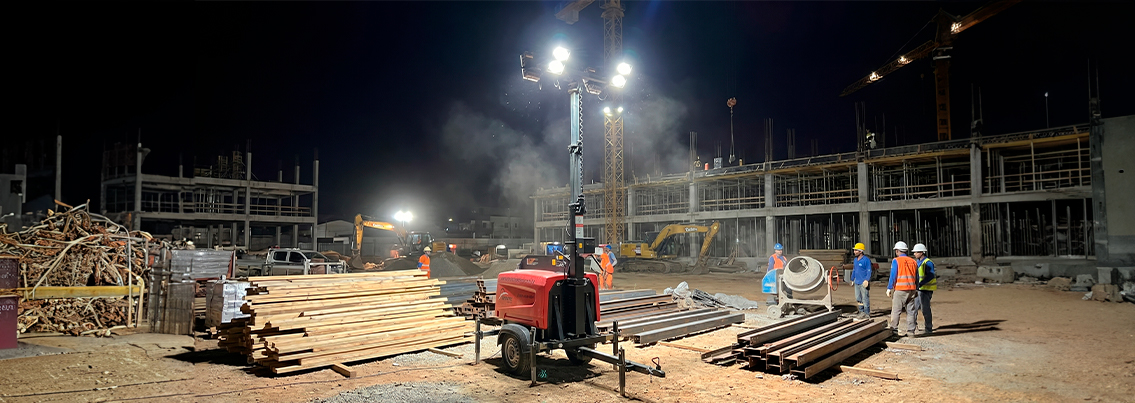 Aluguel de torre de iluminação 4 lâmpadas para obras, eventos e operações noturnas com segurança, mobilidade e eficiência.